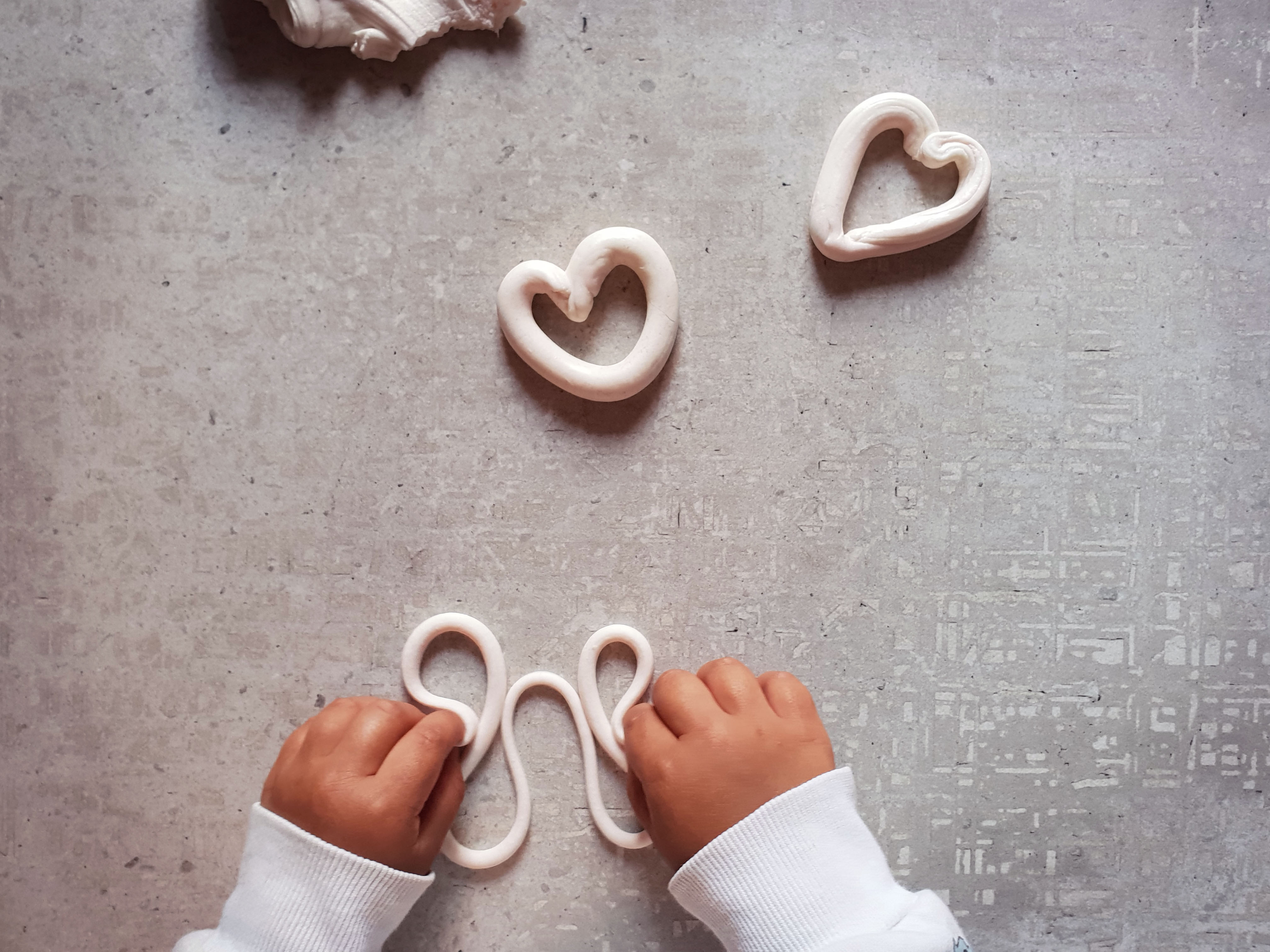 ﻿Homemade edible playdough | Quick & easy holiday fun!